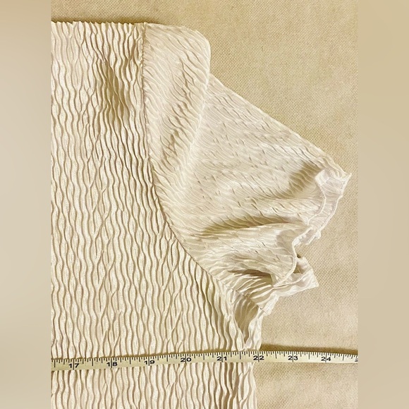 Elegant White Textured Women's Top - Picture 4 of 5